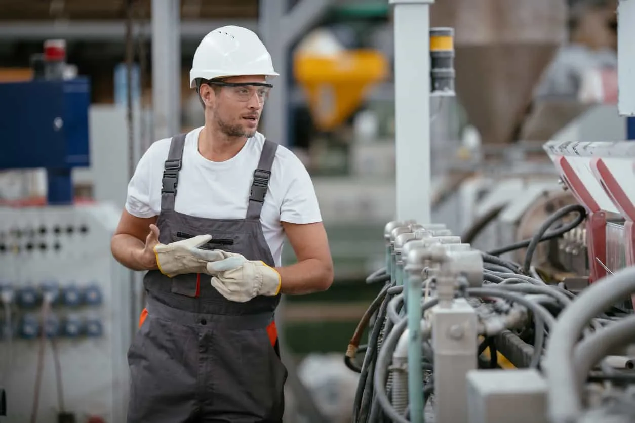 cnc車床持續運作的背後，是現場人員不間斷的巡檢與管理｜重研機械