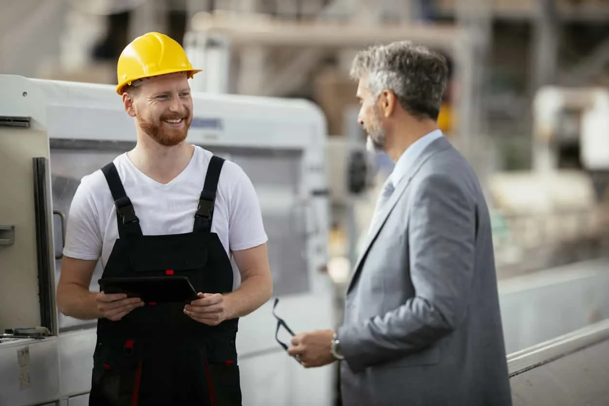 cnc車床加工過程中，現場人員的即時溝通有助於提升生產良率與品質控管｜重研機械