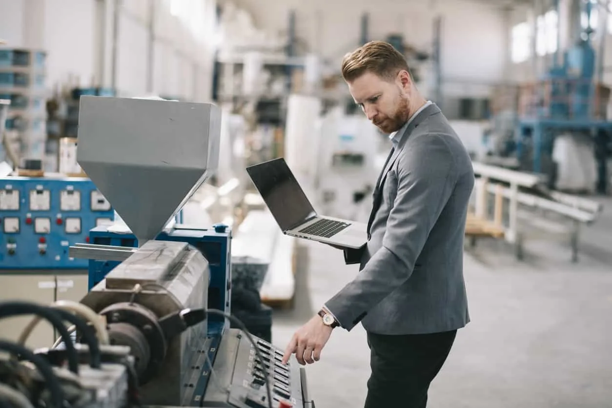 cnc車床與數位監控系統結合後，能實現遠端操作與大數據分析｜重研機械