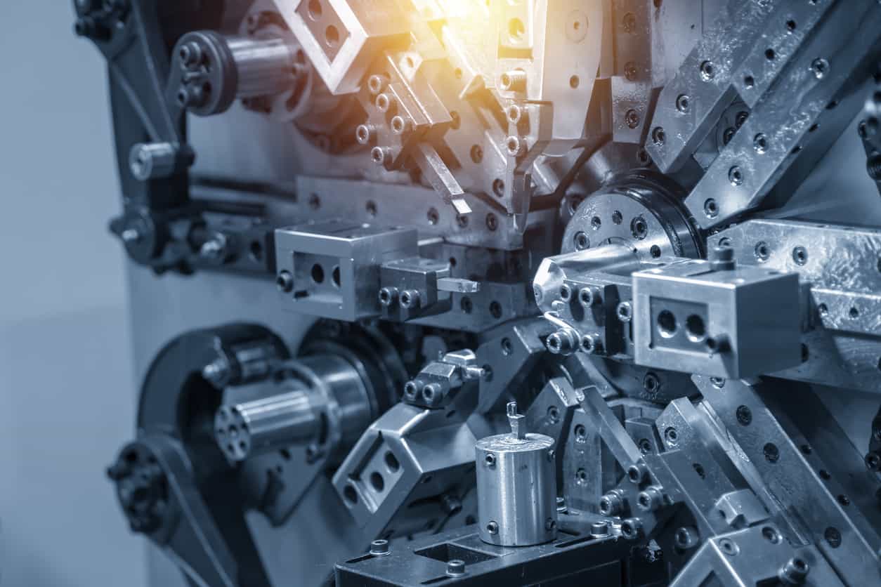 CNC 車床機構中的精密機械部件特寫,展示高速金屬加工設備的複雜結構與精密運作。 - 高效 CNC車床 | 精密機械設備解決方案 | 重研機械有限公司 CNC 車床機構中的精密機械部件特寫,展示高速金屬加工設備的複雜結構與精密運作。