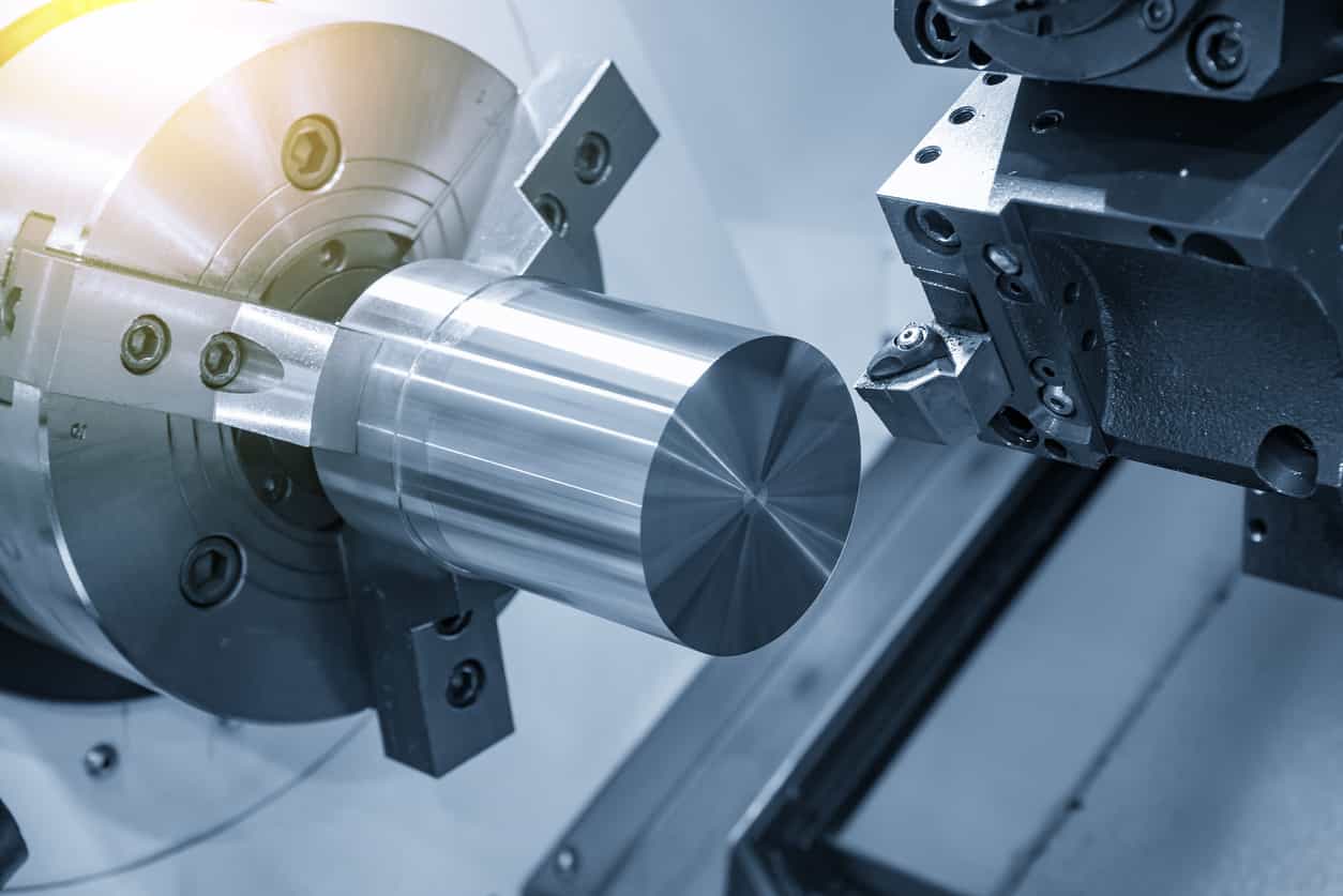 CNC 車床夾持金屬棒材進行精密機械加工的現場特寫,展現高剛性與穩定切削能力。 - 高效 CNC車床 | 精密機械設備解決方案 | 重研機械有限公司 CNC 車床夾持金屬棒材進行精密機械加工的現場特寫,展現高剛性與穩定切削能力。